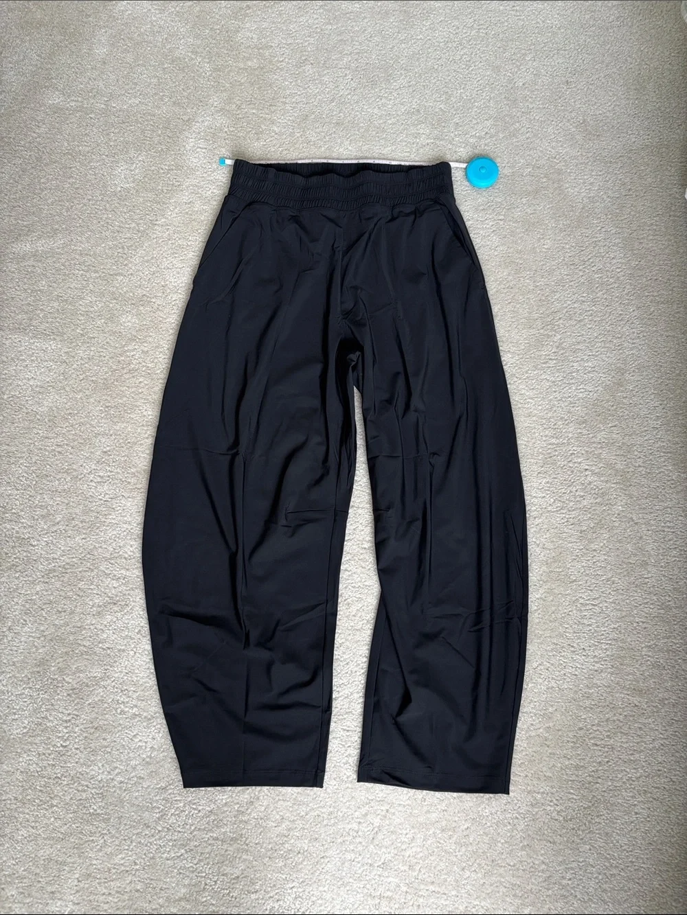 Like New Old Navy SleekTech Barrel Leg Pants in Black Size Small - Picture 2 of 5